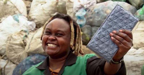 Une ingénieure kényane recycle le plastique en briques plus résistantes que le béton