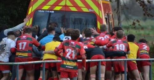 De jeunes rugbymen portent secours à des pompiers, dont le camion s’est enlisé dans la boue à Nîmes