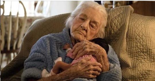 Une arrière arrière grand mère de 92 ans, à qui on a dit qu’il ne lui restait que quelques semaines à vivre, défie les probabilités pour rencontrer la personne qui porte son nom