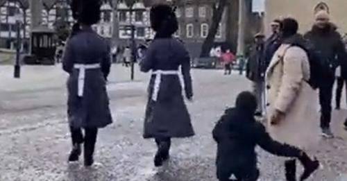 Un petit garçon renversé par un soldat alors qu’il gênait la marche des gardes du palais