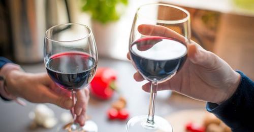 Une étude étonnante dévoile que les couples qui boivent des verres ensemble dureraient plus longtemps