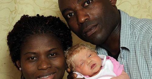 Des parents noirs donnent naissance à un bébé blanc aux yeux bleus, découvrez les