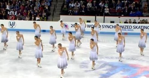 Ces 16 patineuses s'alignent sur la glace et leur performance hypnotique va vous scotcher