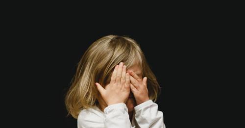 9 signes que vous pourriez avoir subi une négligence émotionnelle pendant l’enfance
