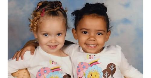 Des jumelles ont toutes deux une couleur de peau différente. Les enseignants accusent leur mère de mentir en disant qu’elles sont sœurs