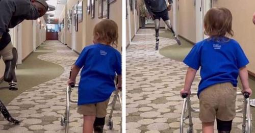 Le petit de 2 ans fait ses premiers pas avec sa prothèse grâce à l’aide d’un athlète paralympique