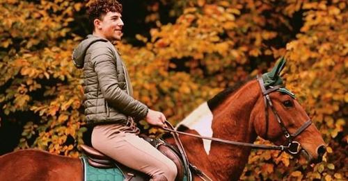 Face à la hausse du prix des carburants, ce jeune serveur se rend au travail à cheval en Haute Loire