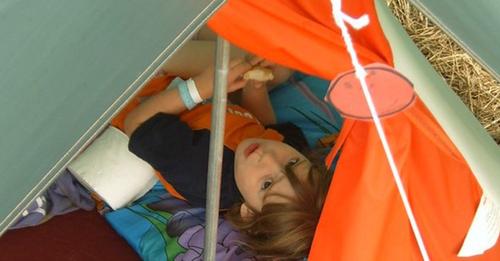 La mère fait dormir sa fille dehors dans une tente car elle a ridiculisé un sans abri