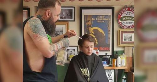 Ce jeune autiste refuse de se faire couper les cheveux et le coiffeur a un geste très applaudi