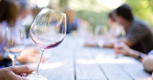 Selon ces chercheurs, boire un verre de vin avec des amis prolongerait votre espérance de vie