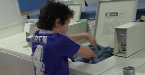 Cette experte demande à ce que les enfants de 8 ans apprennent à faire leur lessive seuls
