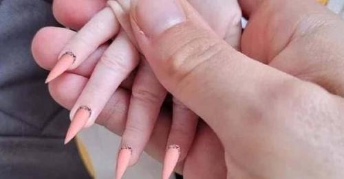La femme fait des manucures à son bébé avec des ongles longs qui choquent les internautes
