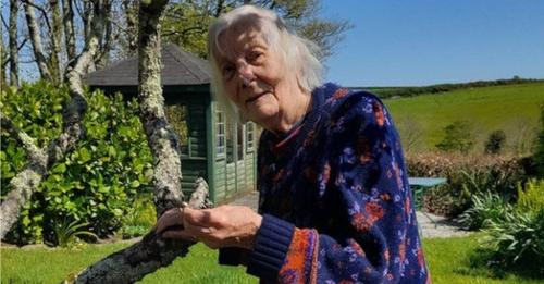 Cette femme âgée retrouve enfin l'alliance perdue depuis 35 ans de son mari décédé
