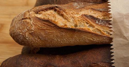 Si vous mangez souvent du pain, voici ce qu’il faut savoir s’il est vieux de quelques jours
