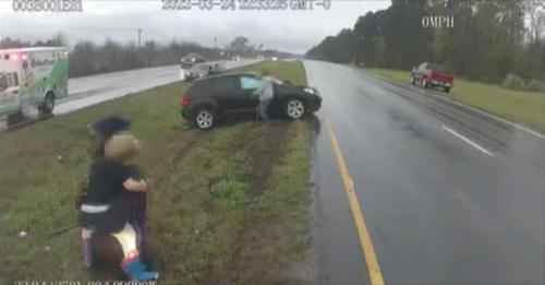 Un chauffeur de FedEx en fin de service sauve un petit garçon lors d’un accident de voiture