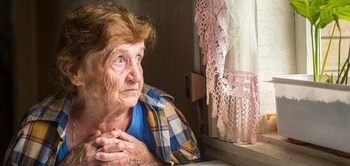 Comment la solitude peut affecter la santé des personnes âgées