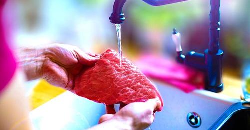 Faut il vraiment laver la viande avant de la cuire ?