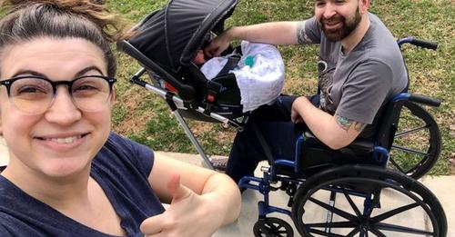 Des lycéens créent un fauteuil poussette pour le mari handicapé de leur enseignante