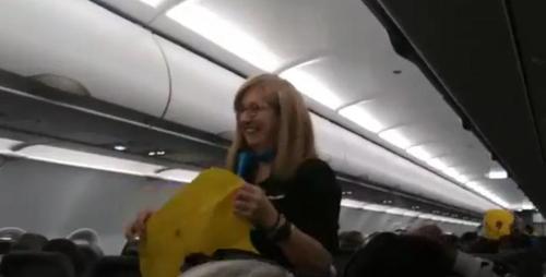 Les passagers d’un vol sont bouche-bée devant une hôtesse de l'air hilarante avec des instructions insolites