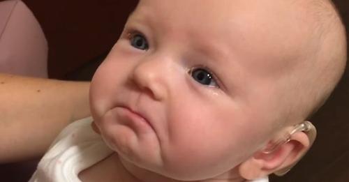 Un bébé sourd entend sa mère lui dire « Je t’aime » pour la première fois