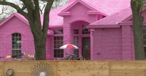 Ce jeune handicapé reçoit des menaces de ses voisins car il a peint la maison de ses rêves en rose