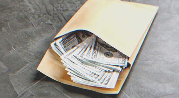 Un garçon qui met des annonces pour aider sa voisine plus âgée trouve une enveloppe pleine d'argent sur le pas de sa porte - Histoire du jour