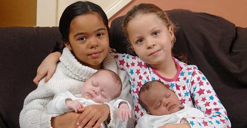 Une famille déjoue les pronostics en ayant une deuxième paire de jumeaux de couleur de peau différente – « C’est incroyable »