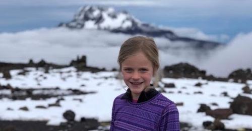 Cette fillette de 7 ans gravit le Kilimandjaro pour être plus proche de son papa au paradis