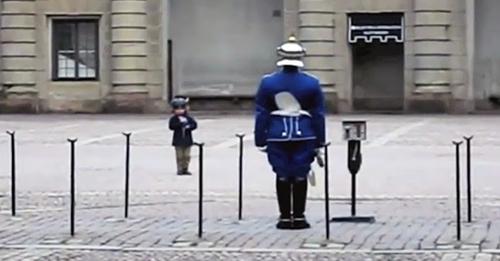 Le garde voit un petit garçon se mettre devant lui et ses parents hilares les filment