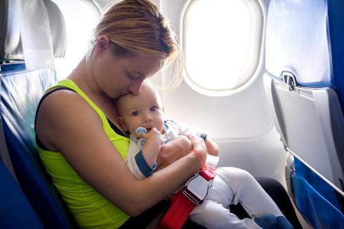 Un homme demande s'il a tort de refuser à une mère avec un bébé un siège d'avion pour lequel il avait payé un supplément