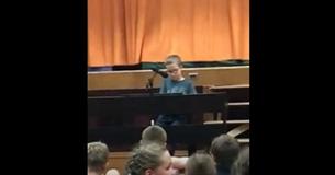 Un élève de CM1 fait pleurer ses parents en interprétant « Imagine » lors du spectacle de l'école