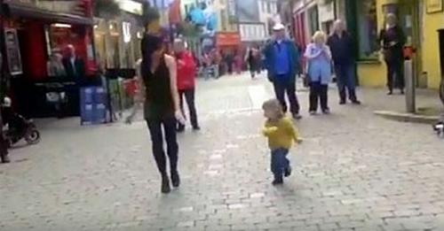 L’enfant de 3 ans arrête une danseuse dans la rue pour lui présenter sa propre chorégraphie
