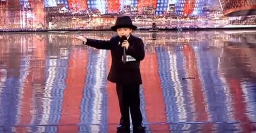 Personne n’y croit quand un garçon de 7 ans explique vouloir chanter du Sinatra mais il est surprenant