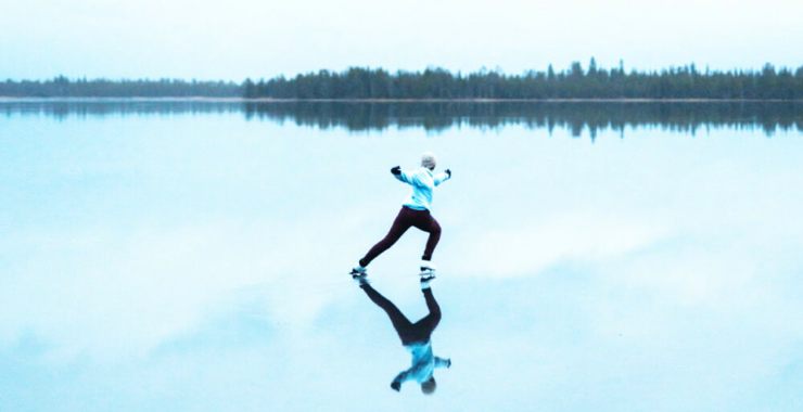 La jeune femme est filmée en train de patiner sur un lac gelé et la vidéo est absolument magique