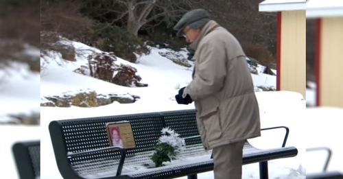 Deux hommes surprennent un homme qui apportait des fleurs en hommage à sa défunte femme