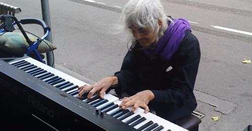 Une femme de 80 ans étonne des inconnus et Internet par sa performance surprenante sur un piano dans la rue