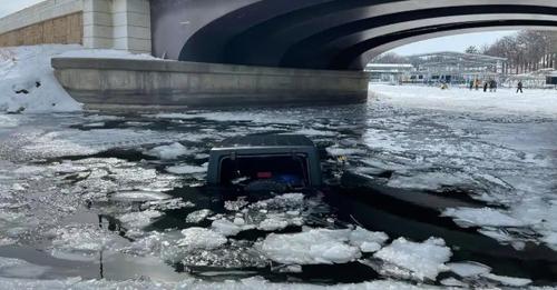 Un adolescent sauve un homme (83 ans) et son chien après la chute d'une voiture dans un lac glacé