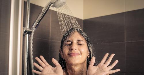 Fortes chaleurs : voilà combien de douches les experts recommandent de prendre chaque jour