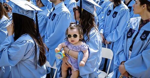 Une jeune maman est accompagné de son bébé le jour de la remise de son diplôme : « Elle est ma plus grande fierté »